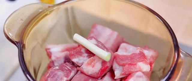  宝宝|排骨焯水用凉水还是热水，难怪你做的排骨又腥又柴，还不好吃