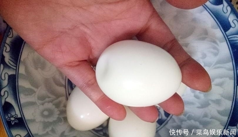 放水|煮鸡蛋时,别直接放水里,学会这样做,鸡蛋营养无细菌,蛋壳一碰就掉