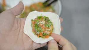  三伏天|三伏天，用这些菜做蒸饺，8分钟出锅，柔软香嫩，手抓着吃更过瘾