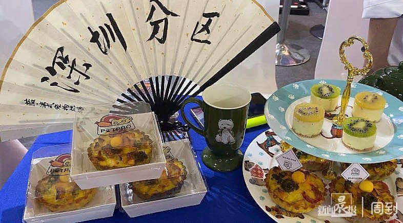  宠展|专为宠物做烘焙！月饼、慕斯、点心看完馋哭了……还有能吃的“房子”| 跟周到君逛亚宠展⑤