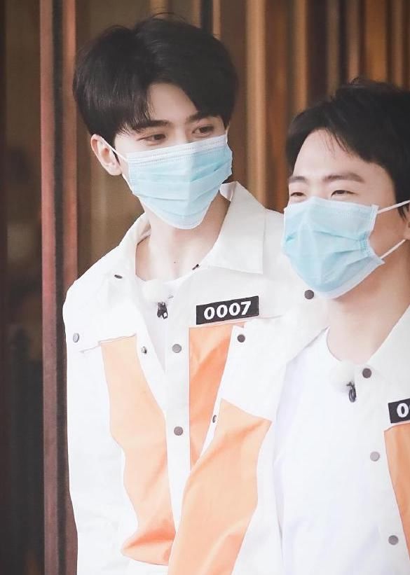  合作|黄明昊霸气捏郭麒麟下巴，弹幕却都在呼唤蔡徐坤