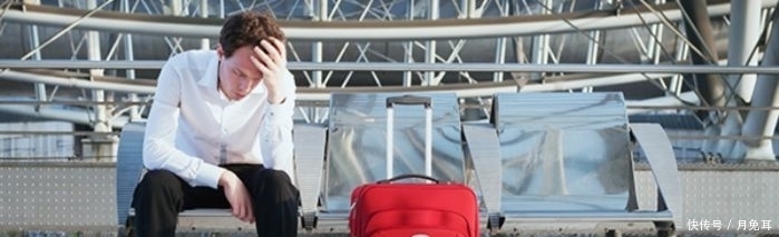  空姐|72岁老太向空姐要呕吐袋，结果被赶下飞机，见到儿子后号啕大哭…