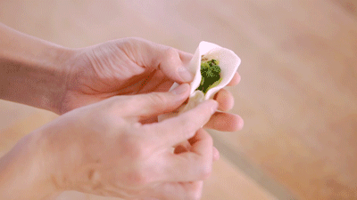  面粉|皮薄馅厚，内在鲜美的柳叶素菜包，热腾腾的来上一笼可好？