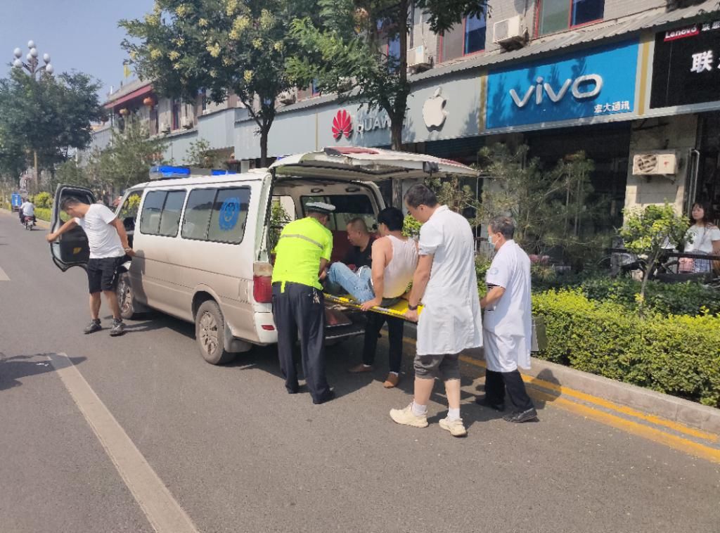  机动车道|平遥顺城路发生一起交通事故！电摩跟小车都碎了……