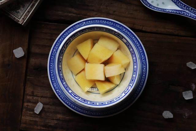  吃不完|吃不完的桃子别扔，教你一种新吃法，清凉解暑，大人小孩都爱吃