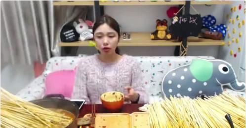 串串|大胃王挑战3000根肉串,力证自己没“假吃”,却被时间给出卖了