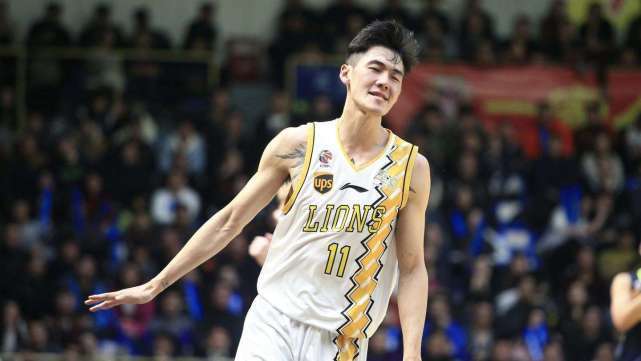 大鱼|CBA自由市场第一条大鱼,李春江爱徒遭哄抢,他值顶薪合同吗?