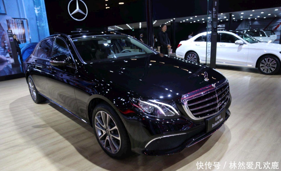 照片|女子被奔驰男欺骗感情,在奔驰上贴满照片,路人为其打抱不平