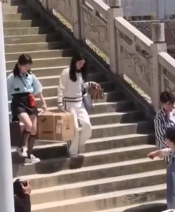  忽悠|周冬雨忽悠赵丽颖参加《中餐厅》，结果这算灵还是不灵呢