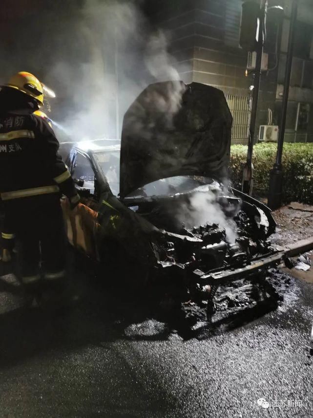  新车|男子烧香庆祝喜提新车，一不小心把邻居两台车烧了！