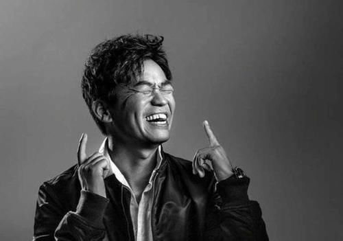  低调|王宝强低调现身少林寺！身材消瘦着装简单，身边不见冯清身影