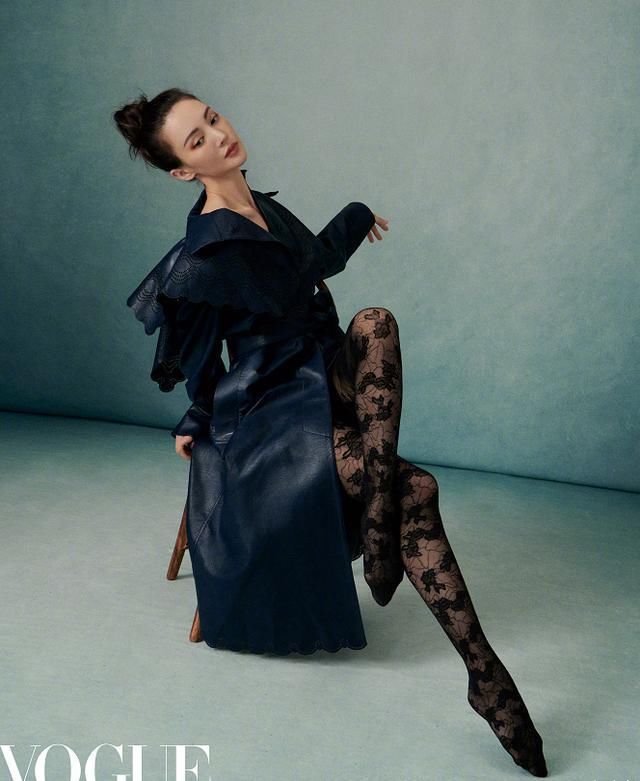  紧身衣|金晨最新杂志大片曝光，穿皮革紧身衣展现“纸片”身材