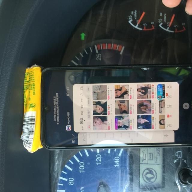 货车|看美女可提神?危化品货车司机一边开车一边看手机直播