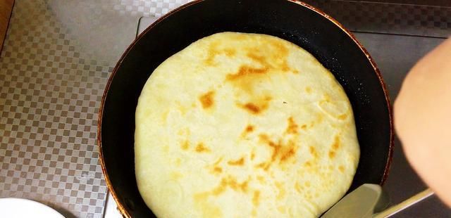  详细|家常烙大饼的方法松软筋道，凉了不硬千层大饼简单易学详细讲解