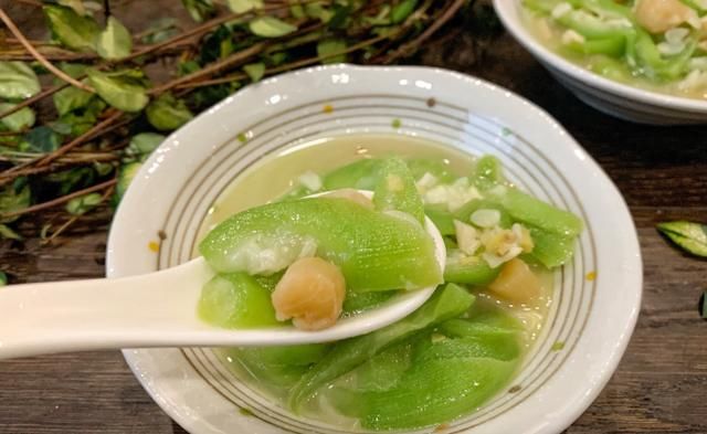  干贝|还直接下锅炒丝瓜吗？费油又难看，有了这一步，让你拥有爽脆丝瓜