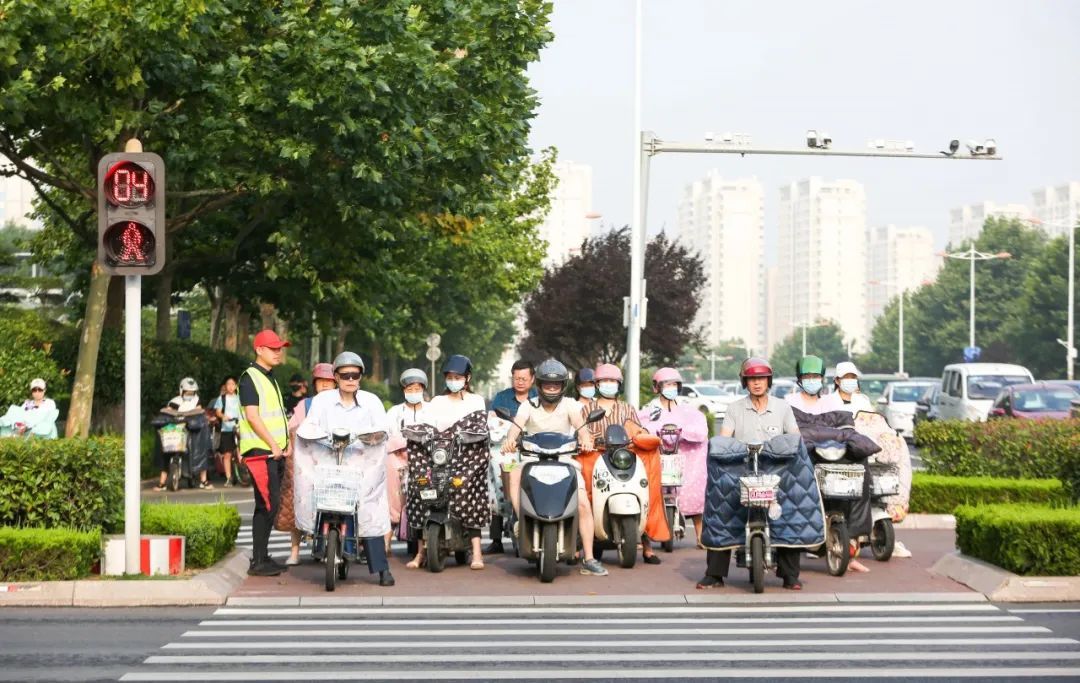 体育局|市体育局开展“礼让斑马线 我为你点赞”文明劝导体验活动