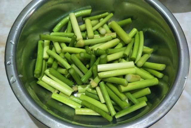 猪肉|蒜苔最好吃的做法,香辣下饭,就着米饭真香,孩子吃完后还要一碗