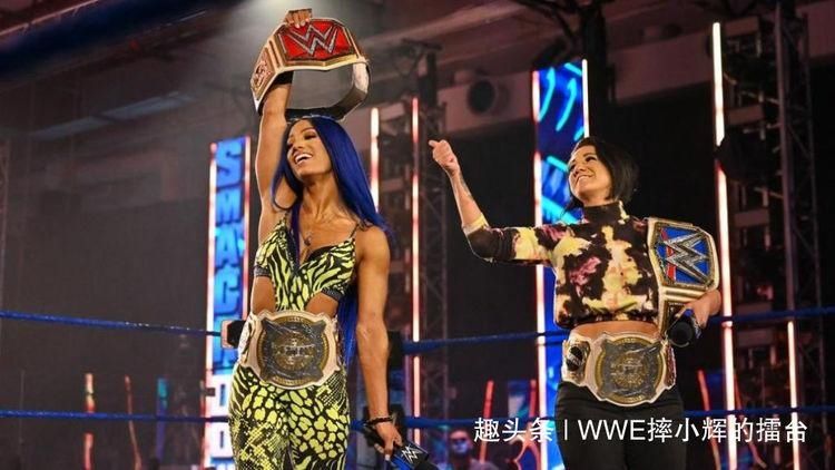 莎夏班克|并肩冷石奥斯汀与大锤HHH!莎夏与贝莉成为WWE女子组历史第一人！