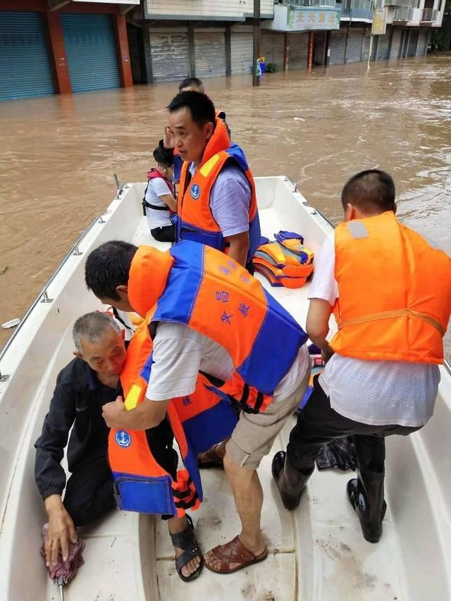 最深处|暴雨袭击：四川平昌县涵水镇街道被淹最深处水达2米