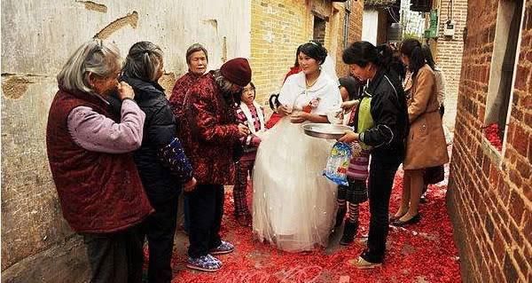 安排|男方给的彩礼钱，给女儿还是留给自己好？聪明的父母这样安排