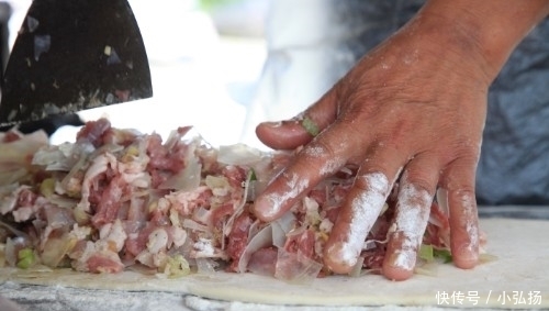 国内最大的馍|河南大爷卖巨型肉馍十多年,称有些人相隔千里还想着这口味儿