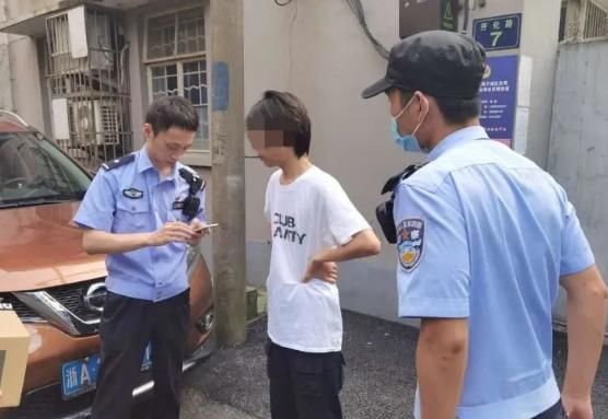  快递小哥|快递车上的限量版AJ被盗，送货小哥急得报警！警方凭这点破了案