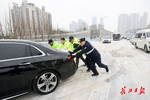 冰雪路车滑难行，他们变身“推车侠”