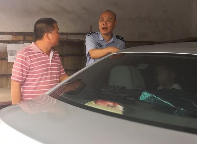  联手|曲江1岁幼童被困车内，警民联手决定......