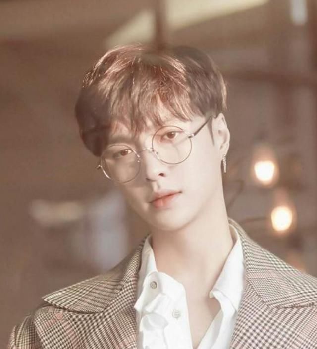  地板|张艺兴被老师大赞舞技，称将一同参加世界比赛，曾为练舞踏坏地板