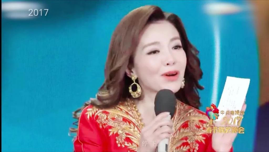  嘴里面|央视主持人朱迅身体告急？一天录制17场节目，《星光大道》上台需被助理搀扶？