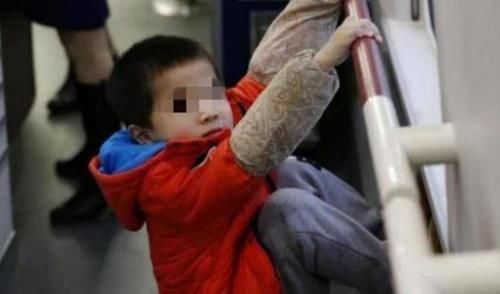 发现|小学生检讨书玩起“捉迷藏”,老师却发现暗藏玄机全部重写