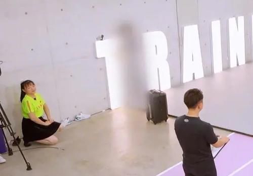  看不到|喻言上节目再度被打码，这次连人影都看不到，粉丝尬吹很漂亮