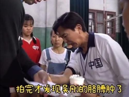 到手|57岁老戏骨太敬业，3秒钟镜头拍摄几十次，发球练到手肿青筋暴起