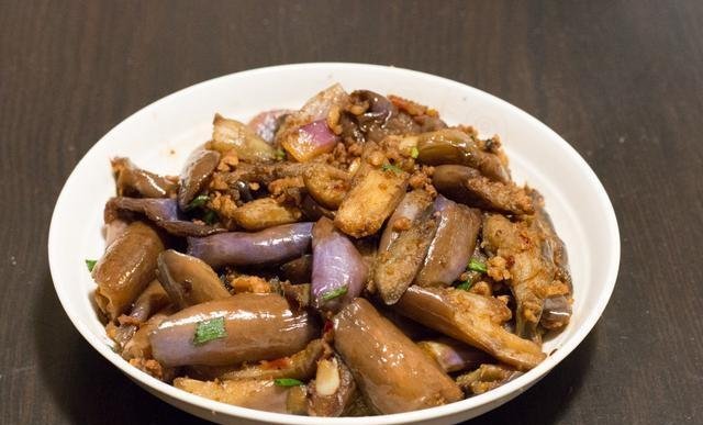 亲戚|周末亲戚来家里吃饭,弟媳下厨做了11道菜,大伙吃了一锅米饭