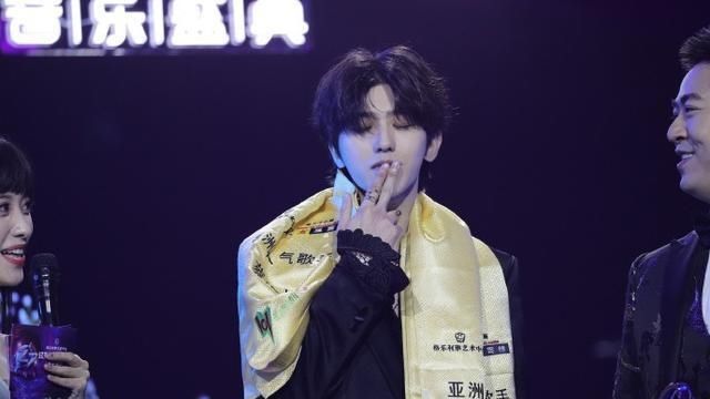 歌手|东方风云榜音乐盛典，几位歌手奖牌拿到手软，再多就真的拿不下了