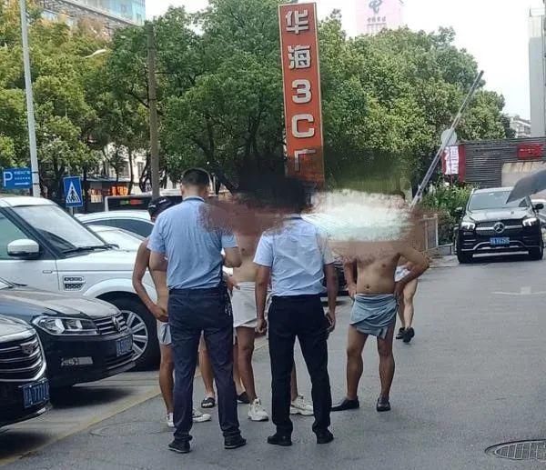 大白天|像话吗？只因业绩不达标，几个老爷们就大白天光屁股满街跑？