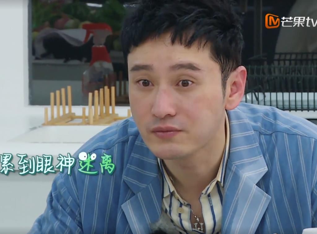  中餐厅|《中餐厅》黄晓明搬箱子累的满头大汗，“脱妆”后看清颜值：差点认不出