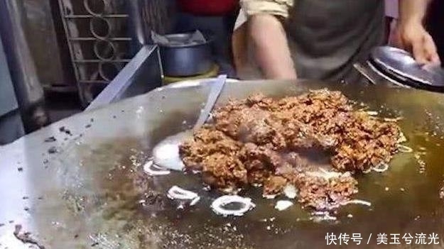 农村|印度农村最受欢迎的牛粪饼,一天不吃就浑身不舒服,你敢吃吗?