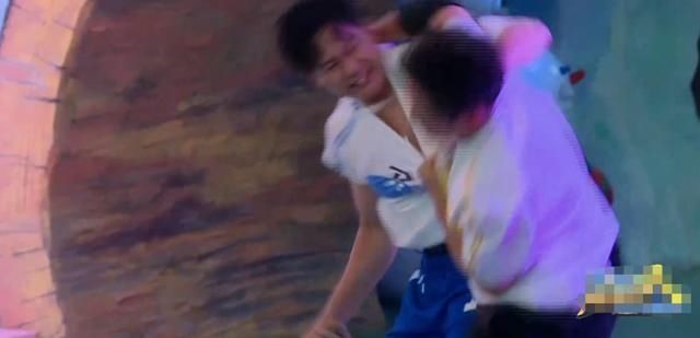  密码|《奔跑吧》史上最憋屈撕名牌？郑恺迎来高光时刻，剧本痕迹太明显