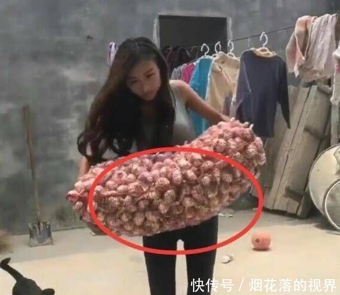 厉害|妹子,能搬这么大一包东西,算是很厉害了,现在真没这样的妹子了