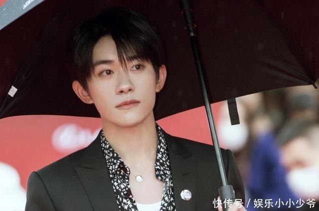 艺人|8月“最火”的00后艺人何洛洛第六,王源第二,榜首真霸榜!