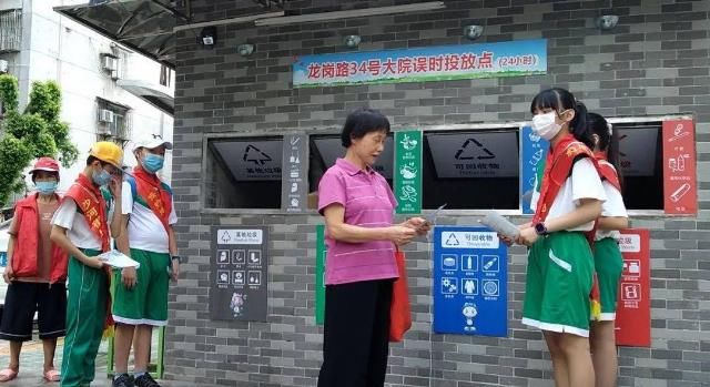  垃圾|“走街串巷，体验守桶”！龙岗路小学学生成了西街社区垃圾分类志愿者