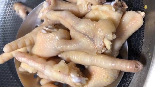 脱骨|麻辣鸡爪的做法,软嫩脱骨麻辣入味,我家媳妇隔断时间就得吃一回