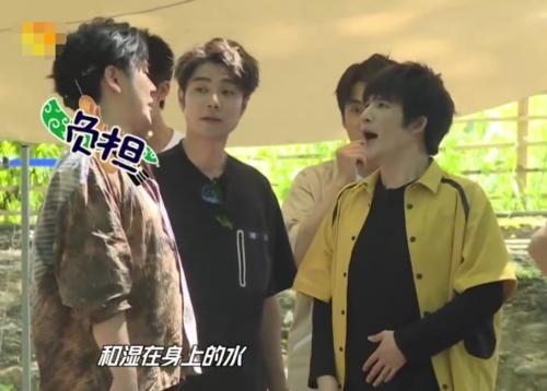  包袱|钱枫《天天向上》称体重，当特写给到电子秤，看王一博：偶像包袱碎一地？