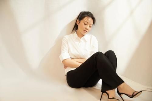 近乎|“风情”闫妮：千娇百媚的彪悍，近乎孩子的简单