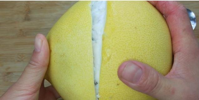  干干净净|柚子学会这样剥，招待客人备用面，拿着方便吃着干净，太有创意了