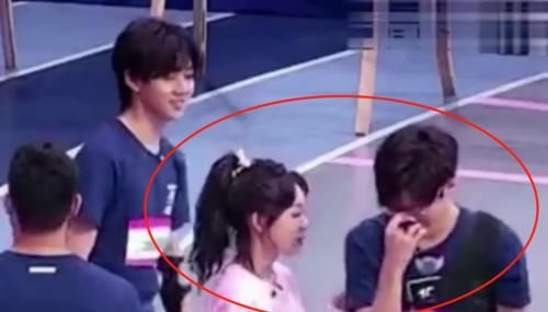  直呼|焉栩嘉徐梦洁被曝恋情！节目现场当众亲吻？网友直呼：毁三观！