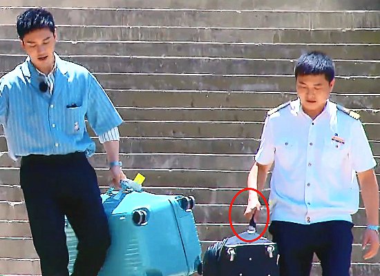  中餐厅|中餐厅：明星搬的行李是假的？大副搬黄晓明行李时，真假很明显