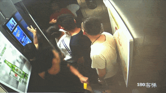  白衣女|掐脖、扇耳光！厦门一男孩电梯里被暴打！原因竟然是…