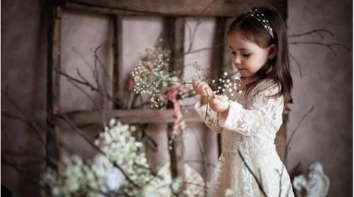 坐姿|地铁上乘客直竖起大拇指,姐弟俩的坐姿引热议